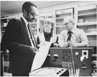 American biochemist Emmett W. Chappelle (l.), who used fluorescence in the detection of bacteria.