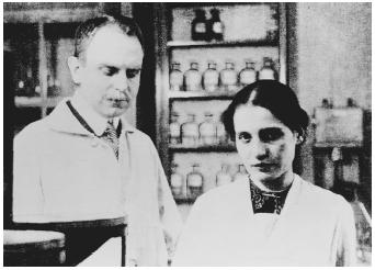 Austrian physicist Lise Meitner standing with Otto Hahn (l.). Meitner discovered nuclear fission, but was never honored as such.